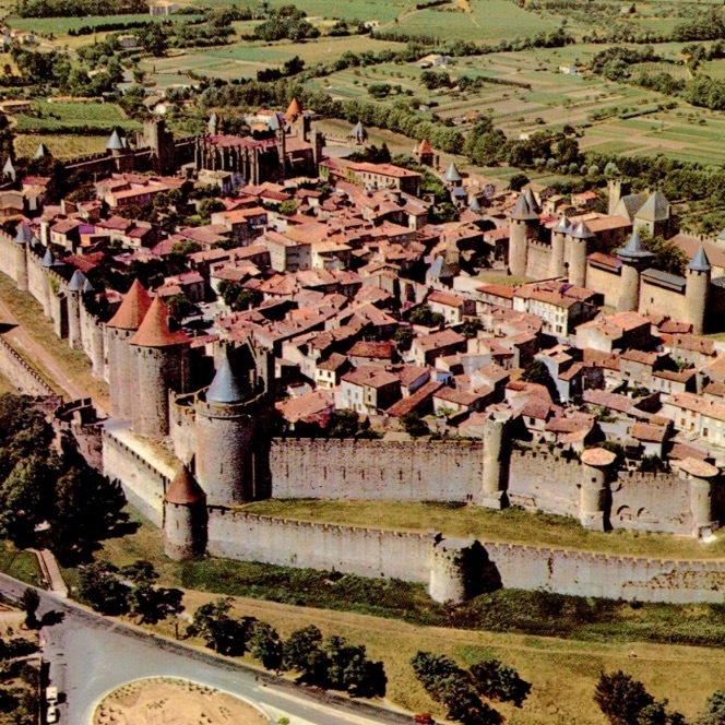 een luchtopname van het kasteel in Carcassonne