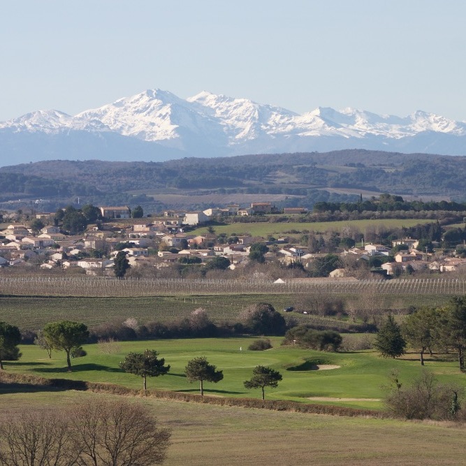 Vue sur le Golf de Carcassonne et les Pyrenees de notre terrasse