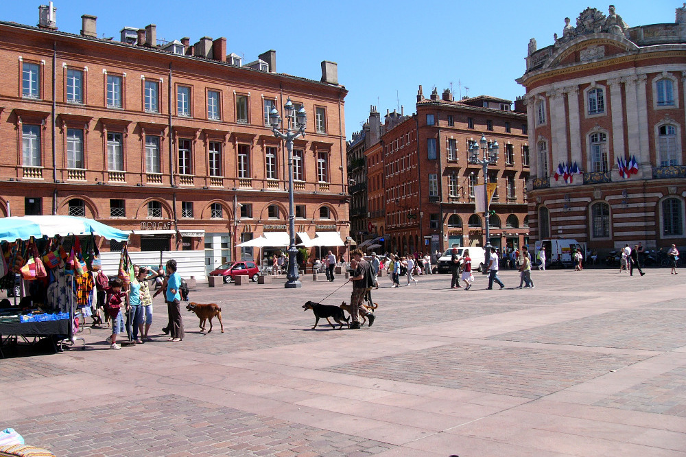 Weekly markets in Toulouse Opera Square
