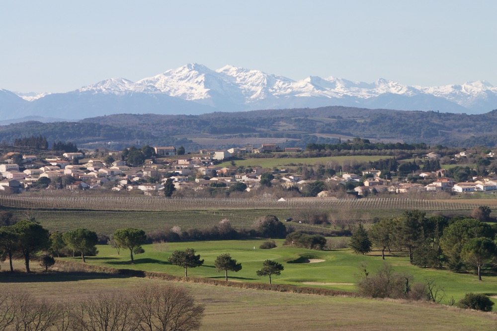 Golf de Carcassonne en sneeuw op de Pyreneeën