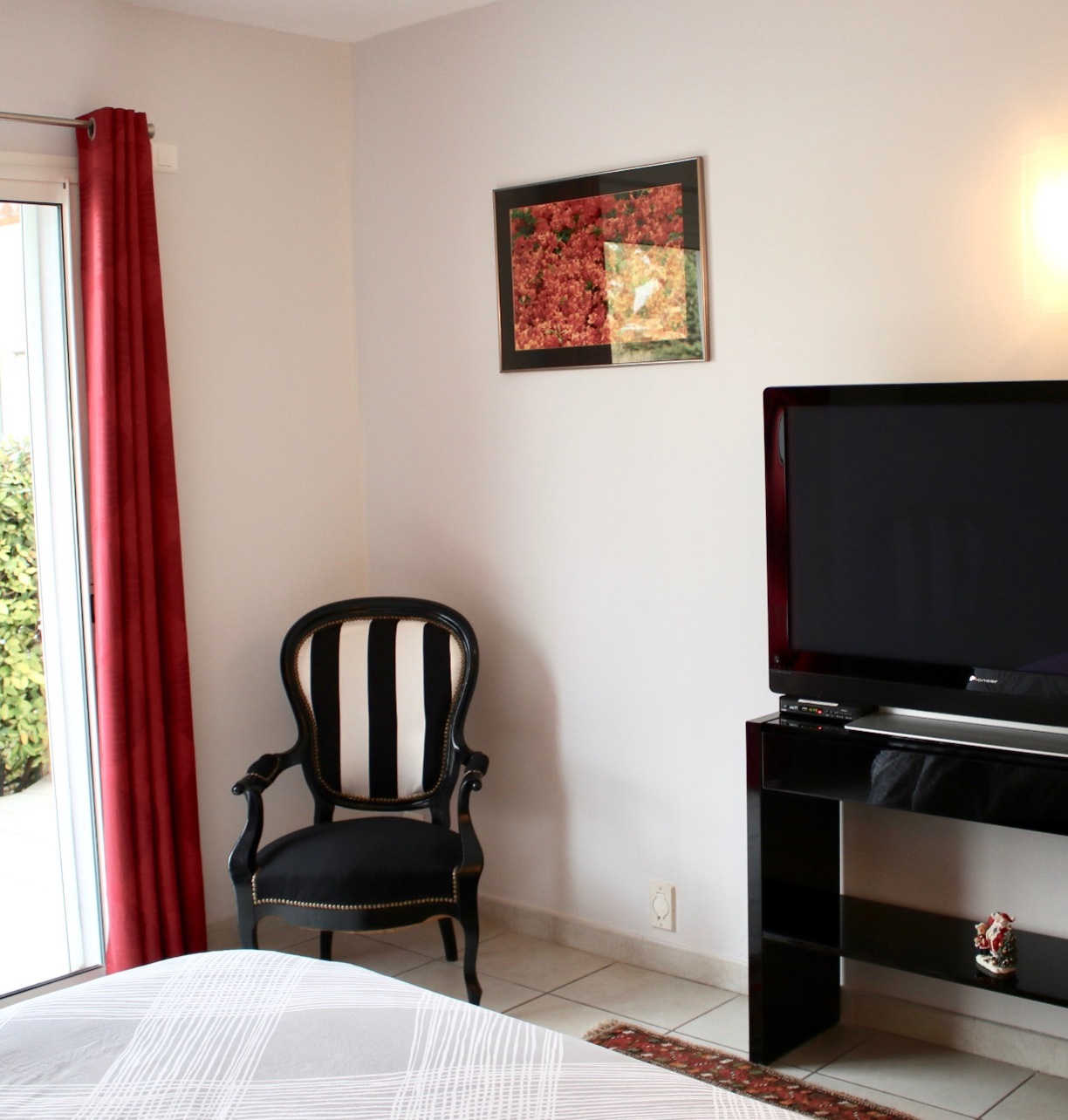 Suite with large Plasma TV and French and International Satellite TV