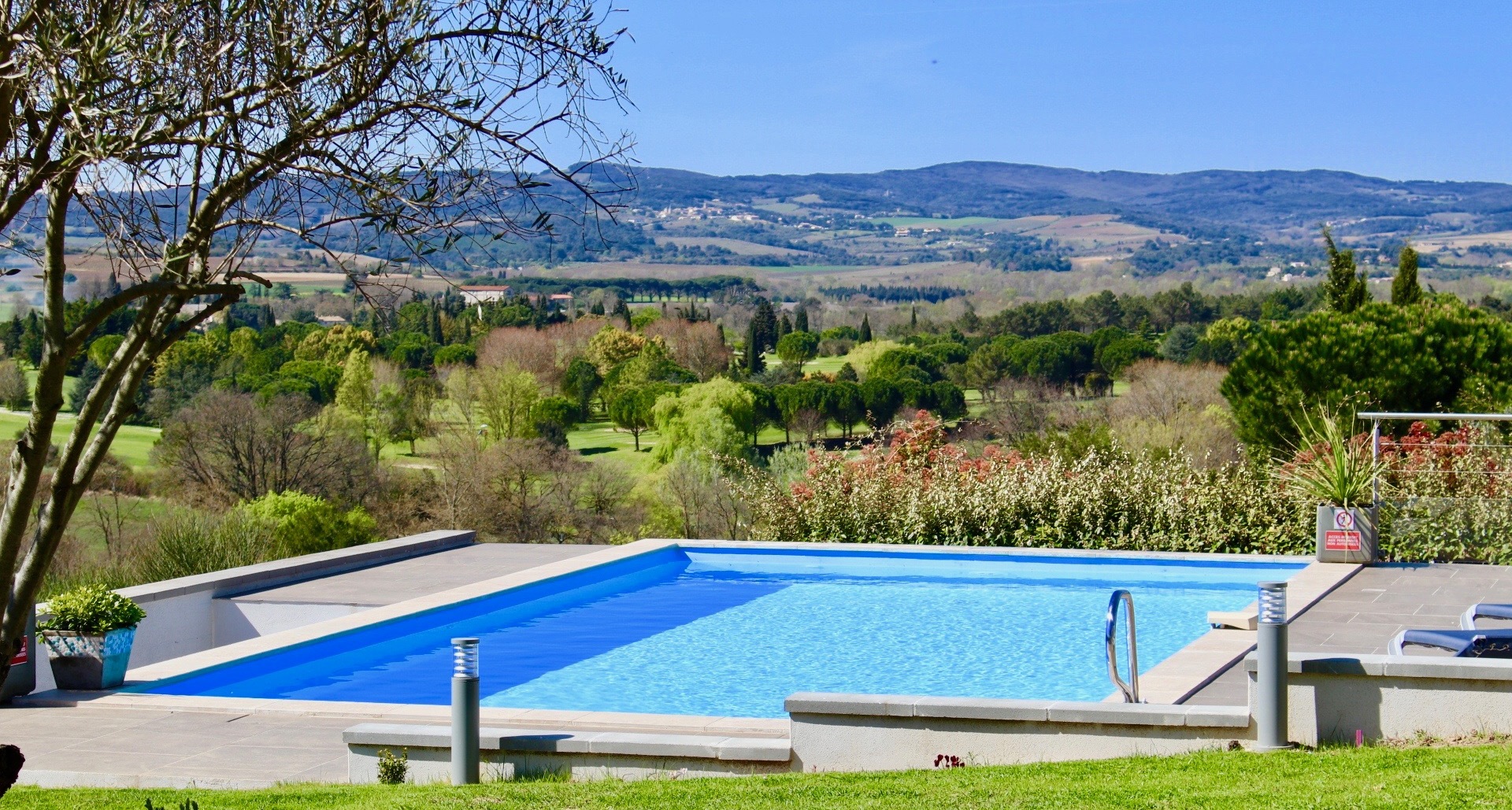 notre piscine avec vue sur les Pyrenées