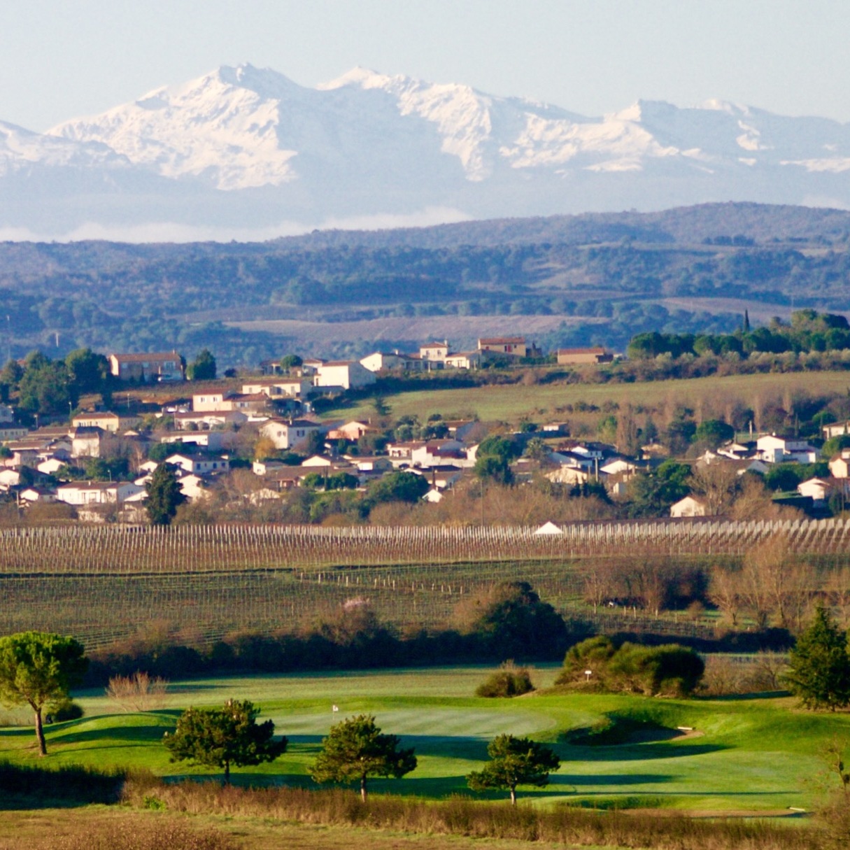 Blick auf den Golfplatz und die Pyrenäen