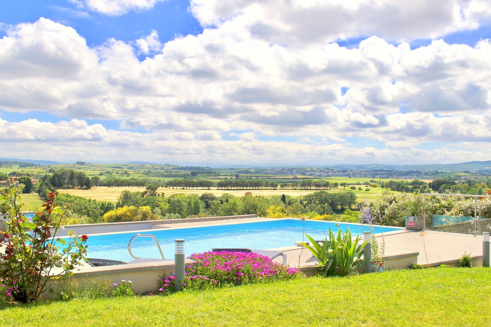 vue de notre terrasse sur notre piscine et Les Pyrenées
