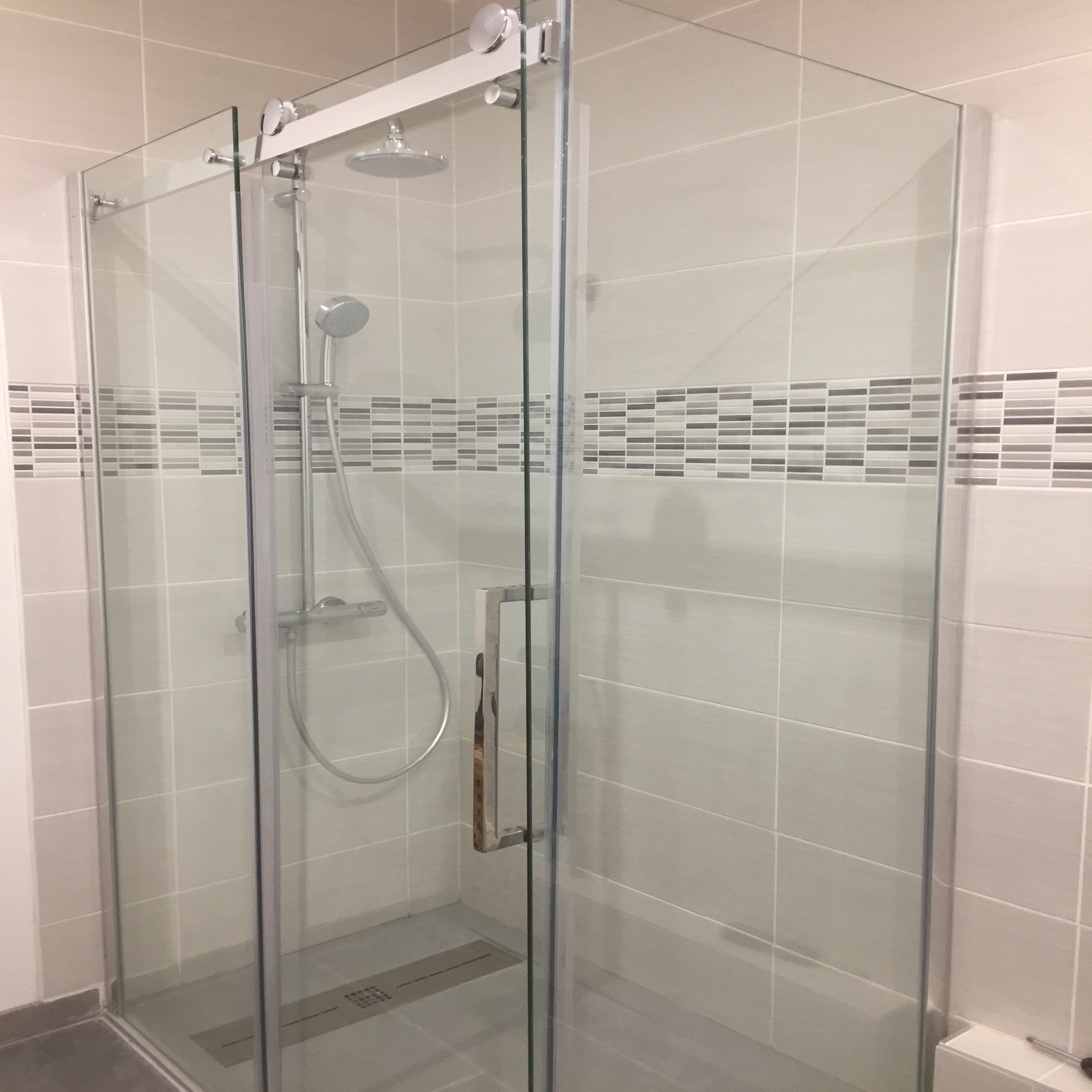 Walk-in shower with Grohe equipment